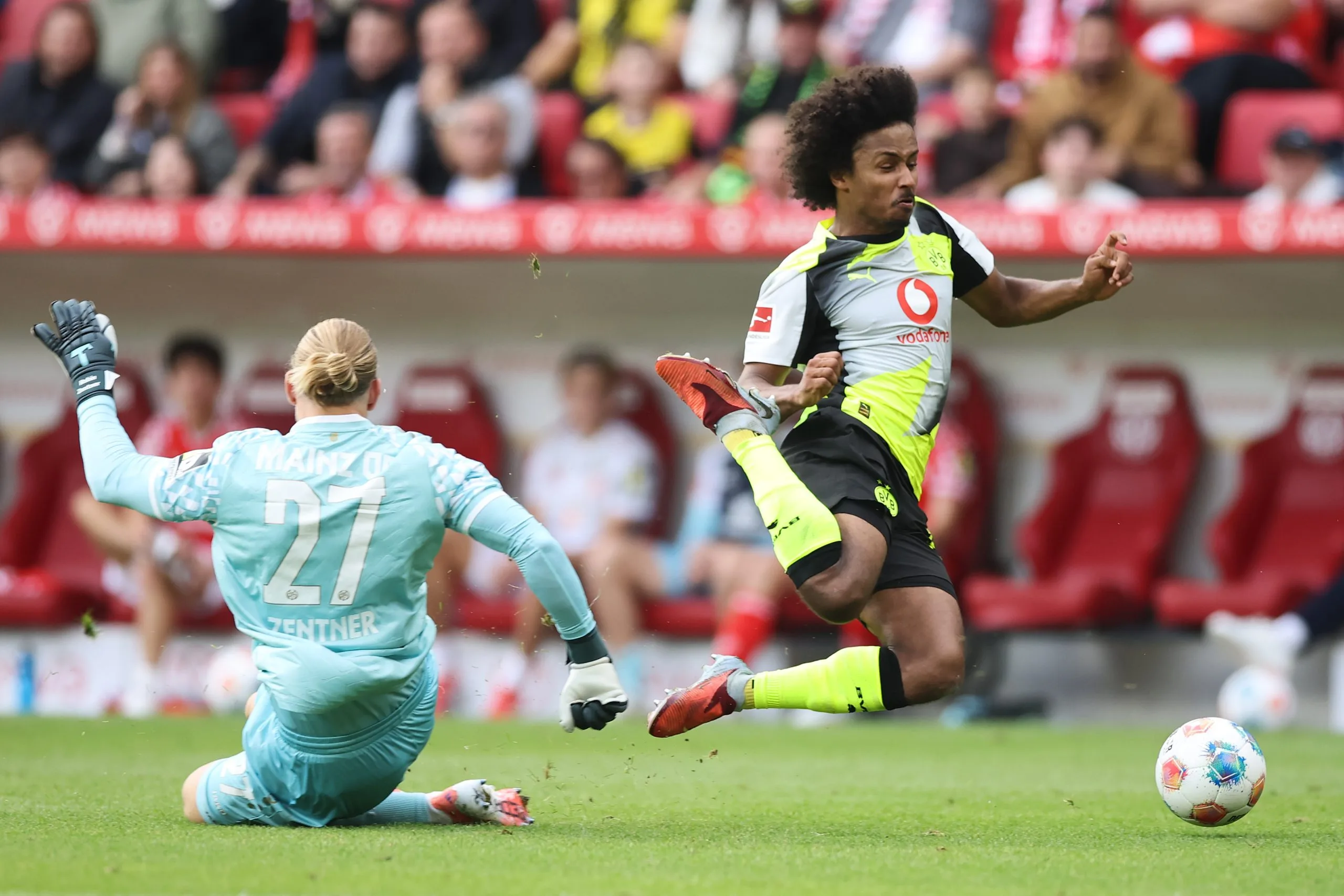 德甲联赛精彩比赛瞬间球员带球突破防线